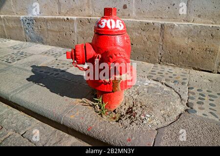 Roter Hydrant auf dem Gehweg der Altstadt von Arequipa, Peru, Südamerika Stockfoto