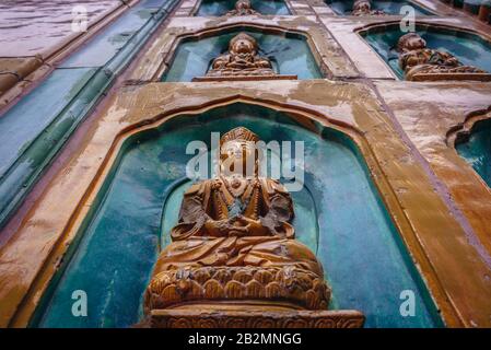 Buddha-Statuen an einer Fassade der Halle des Meeres der Weisheit, die auf Yiheyuan - Sommerpalast, ehemaliger imperialer Garten in Peking, China, errichtet wurde Stockfoto