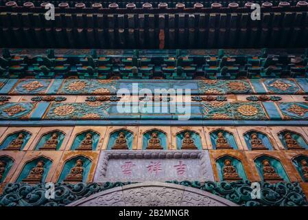 Fassade des Gebäudes der Halle des Meeres der Weisheit auf Yiheyuan - Sommerpalast, ehemaliger imperialer Garten in Peking, China Stockfoto