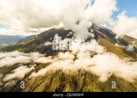 Hubschrauber schossen Der Vulkan Tungurahua in Ecuador Stockfoto