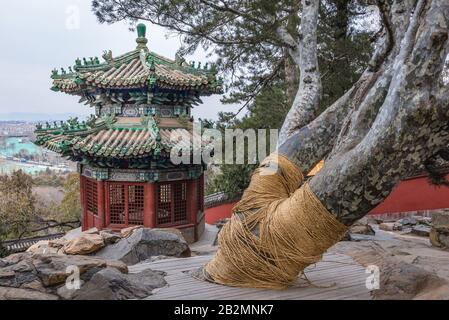 Chinesische Gartenlaube auf Dem Langlebigkeitshügel in Yiheyuan - Sommerpalast, ehemaliger imperialer Garten in Peking, China Stockfoto