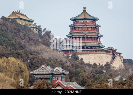 Saal des Meeres der Weisheit und Turm der buddhistischen Räucherstäbchen auf Dem Langlebigkeitshügel in Yiheyuan, Sommerpalast, ehemaliger imperialer Garten in Peking, China Stockfoto