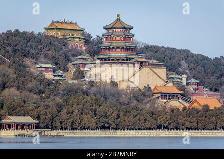 Blick auf den Langlebigkeitshügel mit der Halle des Weisheitsmeers und dem Turm buddhistischer Gebäude im Kaiserlichen Garten Des Sommerpalasts in Peking, China Stockfoto