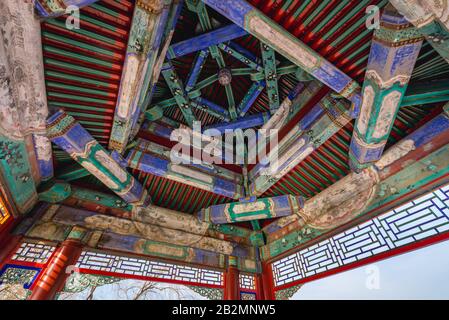 Details der traditionellen Gartenlaube auf einer Brücke auf dem West Causeway über den Kunming-See in Yiheyuan - Sommerpalast, ehemaliger imperialer Garten in Peking, China Stockfoto