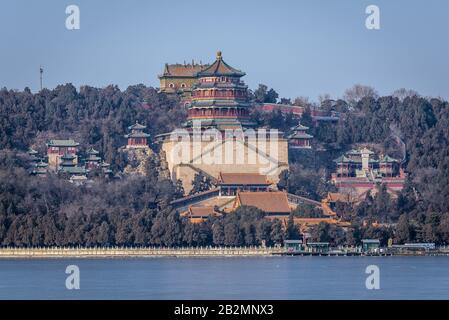 Saal des Meeres der Weisheit und Turm der buddhistischen Räucherstäbchen auf Dem Langlebigkeitshügel über dem Kunming-See in Yiheyuan, Kaisergarten Des Sommerpalasts in Peking, China Stockfoto