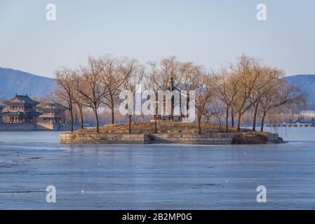 Kleine Insel mit Pavillon am südlichen Ende des Kunming-Sees in Yiheyuan - Sommerpalast, ehemaliger imperialer Garten in Peking, China Stockfoto