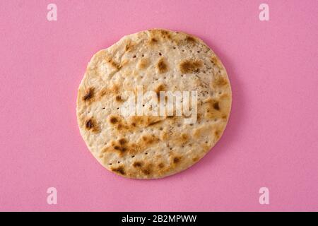 Handgemachtes Matzah für das jüdische Passah auf pinkfarbenem Hintergrund Stockfoto