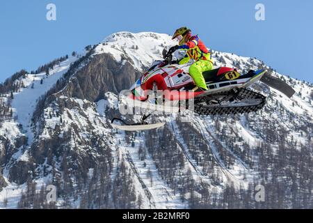 Extreme Wintersportarten mit Schneemobilen Stockfoto