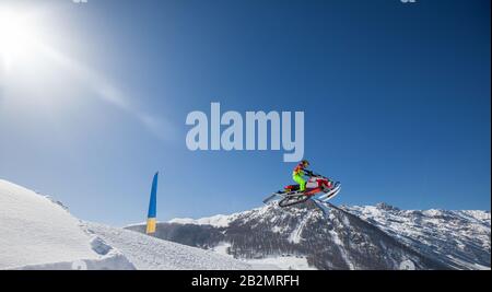 Extreme Wintersportarten mit Schneemobilen Stockfoto