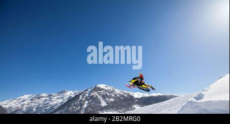 Extreme Wintersportarten mit Schneemobilen Stockfoto