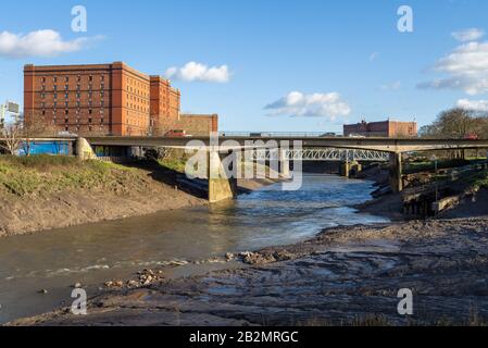 Die drei Anleihenlager, die neben dem Fluss Avon in Bristol UK gebaut wurden, um die Anforderungen der wachsenden Tabakimporte Anfang des 20. Jahrhunderts zu erfüllen Stockfoto