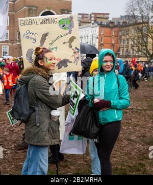 Junge Studenten beim "March for Climate and School Strike" in Bristol UK am 28. Februar 2020, nachdem sie Greta Thumberg auf College Green gesprochen haben Stockfoto