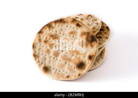 Handgefertigte Matzah für das jüdische Passah isoliert auf weißem Hintergrund Stockfoto