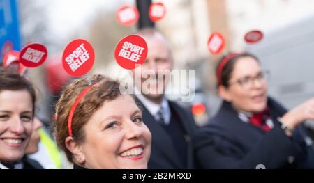 London, Großbritannien. März 2020. Mitarbeiter von British Airways, die an einem "Trolley Dash" in Westminster teilnehmen, um Geld für die Sports Reliefhilfe 2020 zu sammeln. Kredit: Ian Davidson/Alamy Live News Stockfoto