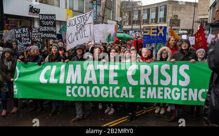 März für Klima- und Schulstreik in Bristol UK am 28. Februar 2020, nachdem Greta Thumberg auf College Green gesprochen hatte Stockfoto