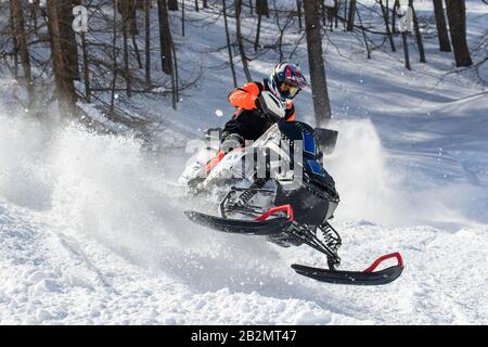 Extreme Wintersportarten mit Schneemobilen Stockfoto