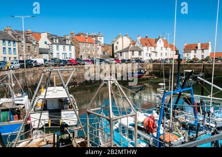 Fischerboote im malerischen Hafen von Pittenweem im Osten Neuk von Fife, Schottland. Stockfoto