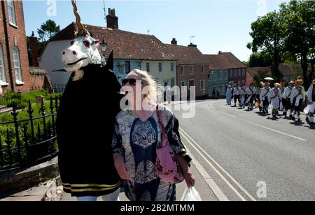 Frau und Unicorn Morris Ring am Thaxted Morris Weekend, Thaxted Essex, England. Juni 2013 Stockfoto