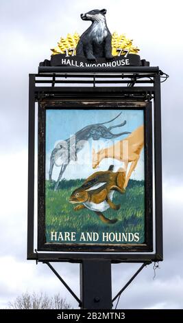 Hängendes Pub-Schild bei Hare and Hounds a Hall & Woodhouse Public House, Durnstown, Sway, New Forest, Brockenhurst, Hampshire, England, Großbritannien Stockfoto