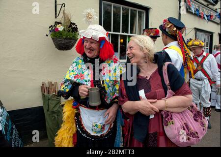 Frau und Unicorn Morris Ring am Thaxted Morris Weekend, Thaxted Essex, England. 1. Bis 2. Juni 2013 Frau auf dem richtigen Modell veröffentlicht Stockfoto