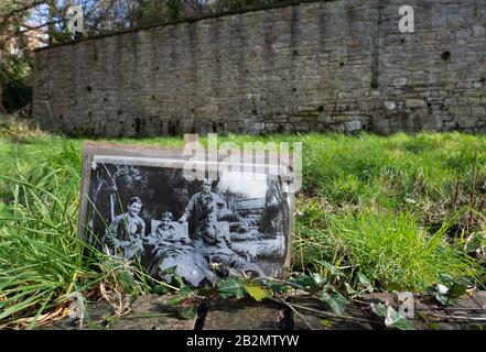 Vintage-Foto von australischen Armeepatienten, die sich auf Gartenterrassen des ehemaligen Bishops Knoll Krankenhauses Bristol UK erholen - Foto an derselben Stelle Stockfoto