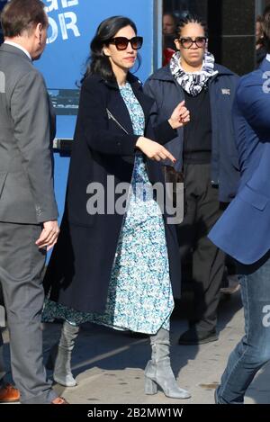 New YORK, New York - 03. März: HUMA Abedin hat am 03. März 2020 den Ausstieg aus Good Morning America in New York City gesehen. Kredit: RW/MediaPunch Stockfoto