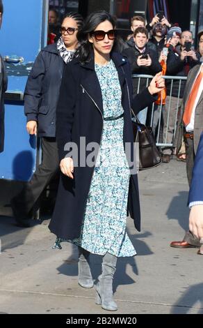 New YORK, New York - 03. März: HUMA Abedin hat am 03. März 2020 den Ausstieg aus Good Morning America in New York City gesehen. Kredit: RW/MediaPunch Stockfoto