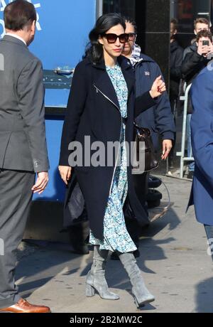 New YORK, New York - 03. März: HUMA Abedin hat am 03. März 2020 den Ausstieg aus Good Morning America in New York City gesehen. Kredit: RW/MediaPunch Stockfoto