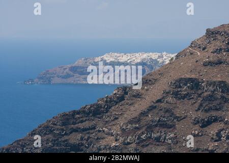 Santorini, Griechenland, Aegan Sea. Traditionelle und berühmte weiße Häuser und Kirchen mit Meerblick Stockfoto