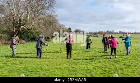 Spaziergänger mit fortgeschrittenem Alter, die an einem sonnigen Wintertag eine Gruppen-Trainingsklasse auf Clifton Downs Bristol genießen Stockfoto