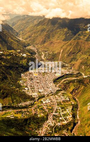 Banos De Agua Santa beliebte touristische Destination in der Provinz Tungurahua in Ecuador Luftaufnahme Stockfoto