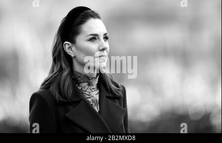 Bild wurde in Schwarzweiß Umgewandelt Die Herzogin von Cambridge, die im Rahmen ihres dreitägigen Besuchs in der Republik Irland an einer Kranzniederlegung im Rahmen des Besuchs des Garden of Remembrance, Uachtarain, Dublin, teilnahm. PA Foto. Bilddatum: Dienstag, 3. März 2020. Siehe PA Story ROYAL Cambridge. Fotogutschrift sollte lauten: Chris Jackson/PA Wire Stockfoto