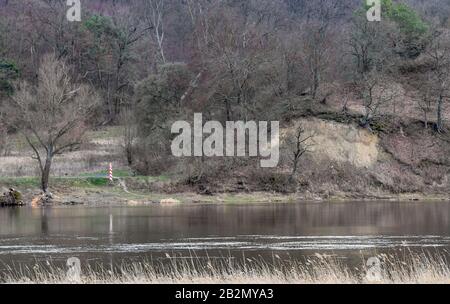 Criewen, Deutschland. Februar 2020. Panoramasicht von der deutschen Uferseite im Nationalpark Unteres Odertal über den Grenzfluss oder auf die polnische Seite mit naturnahem Uferbereich. In den letzten Trockenjahren hat der Nationalpark Unteres Odertal stark in Mitleidenschaft gezogen und verändert sowohl die Flora als auch die Tierwelt. Credit: Patrick Pleul / dpa-Zentralbild / ZB / dpa / Alamy Live News Stockfoto