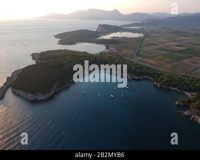 Preveza exotischer Kala-Strand in epirus griechenland zwischen Alonaki, ormos odyssea Strände wenige Kilometer von loutsa, vrachos und parga und sivota entfernt Stockfoto