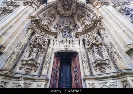 Details des Portals der Basilika der Heiligen Maria vom Chorus in der Küstenstadt San Sebastian in der Autonomen Gemeinschaft Baskisch, Spanien Stockfoto