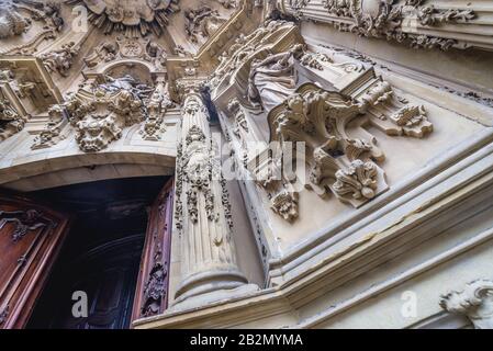 Details des Portals der Basilika der Heiligen Maria vom Chorus in der Küstenstadt San Sebastian in der Autonomen Gemeinschaft Baskisch, Spanien Stockfoto