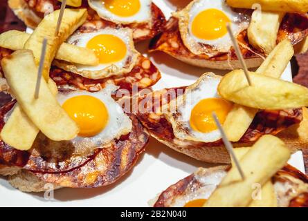 Pinchos mit Würstchen in der Tapas-Bar in der Küstenstadt San Sebastian im Autonomen Baskenland, Spanien Stockfoto