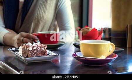 Zwei Keramikbecher Filterkaffee mit Muffin und Rocky Road, Tasmanien, Australien. Stockfoto