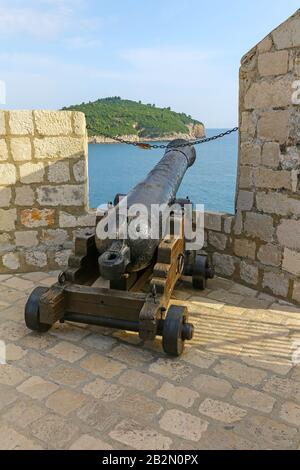 Eine alte Kanone an den mittelalterlichen Stadtmauern, Dubrovnik, Kroatien Stockfoto