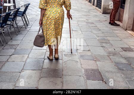 Nahaufnahme der älteren Dame mit Spazierstock, Venedig, Italien Stockfoto