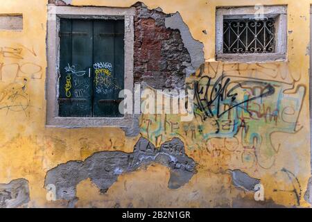 Nahaufnahme der farbenfrohen Orange- und Terrakotta-Schälwand, Italien Stockfoto