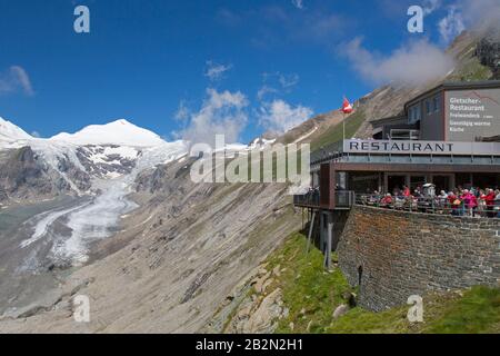 Blick auf die schrumpfende Pasterze, den längsten Gletscher Österreichs und der Ostalpen und den Gipfel des Johannisbergs 2018, den hohen Tauern NP, Carinthina, Österreich Stockfoto