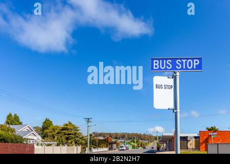 Ein blaues Stoppschild an einer Seitenstraße in Bell Bay, Tasmanien, Australien. Stockfoto