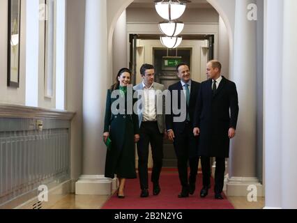 Der Herzog und die Herzogin von Cambridge treffen sich mit Leo Varadkar, Taoiseach aus Irland, und seinem Partner Matt Barrett in den Regierungsgebäuden, Dublin, während ihres dreitägigen Besuchs in der Republik Irland. Stockfoto