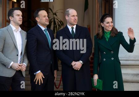 Der Herzog und die Herzogin von Cambridge treffen sich mit Leo Varadkar, Taoiseach aus Irland, und seinem Partner Matt Barrett in den Regierungsgebäuden, Dublin, während ihres dreitägigen Besuchs in der Republik Irland. PA Foto. Bilddatum: Dienstag, 3. März 2020. Siehe PA Story ROYAL Cambridge. Der Fotowredit sollte lauten: Colin Keegan/PA Wire Stockfoto