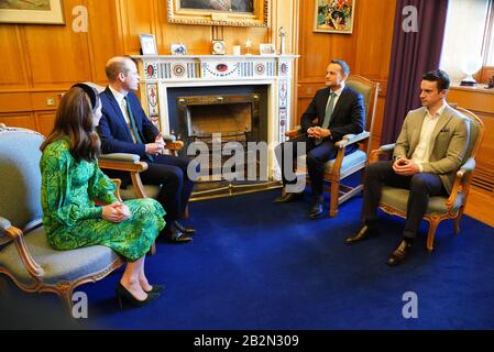 Der Herzog und die Herzogin von Cambridge treffen sich mit Leo Varadkar, Taoiseach aus Irland, und seinem Partner Matt Barrett in den Regierungsgebäuden, Dublin, während ihres dreitägigen Besuchs in der Republik Irland. Stockfoto