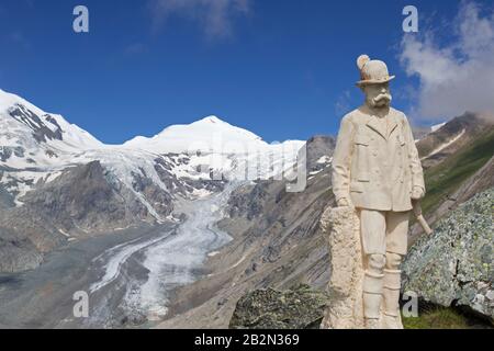 Kaiser-Franz-Josef-Skulptur und die schrumpfende Pasterze, der längste Gletscher Österreichs und der Ostalpen 2018, der hohe Tauern NP, Carinthian, Österreich Stockfoto