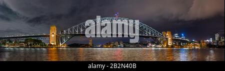 Panoramaaussicht auf die Sydney Harbour Bridge bei Nacht. Stockfoto