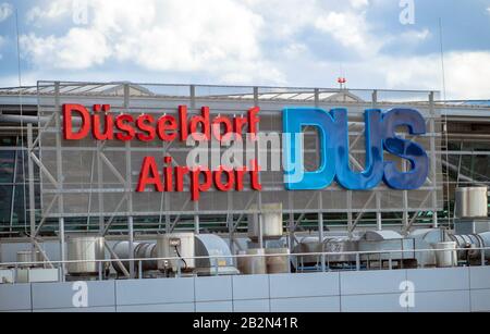 Logo des Flughafens Düsseldorf am Terminal Stockfoto