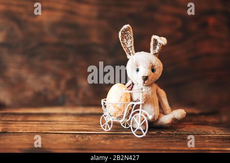 Färben Sie Eier in der osterbice, Kaninchen sitzen in der Nähe des Fahrrads Stockfoto